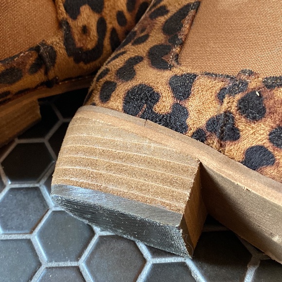 ARider Girl women’s leather leopard print booties with wood stacked heel - Picture 4 of 7